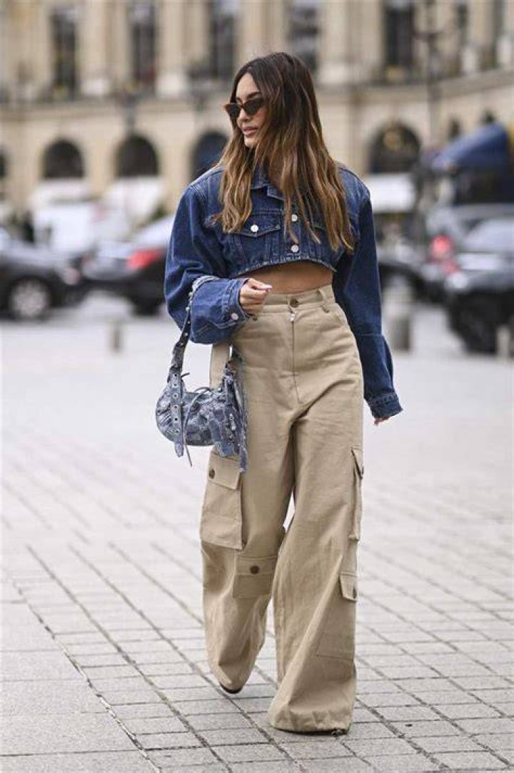 combinar pantalones cargo con camisa
