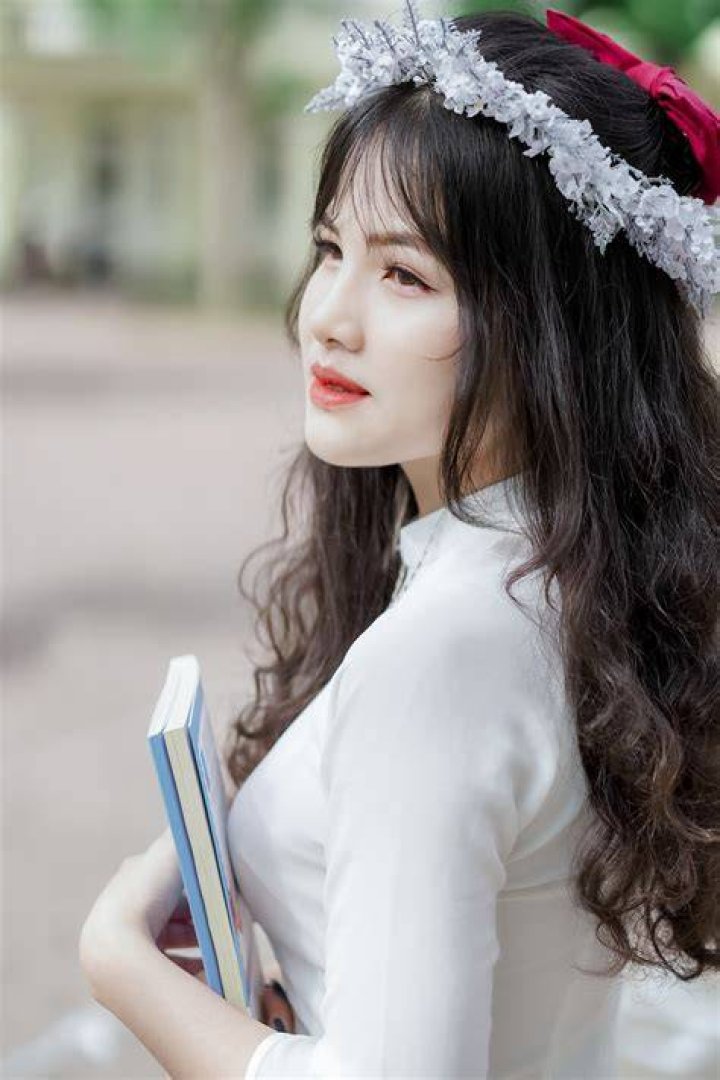 Lip, Hairstyle, Sleeve, Textile, Collar, Eyelash, Style, Fashion model, Street fashion, Beauty, 